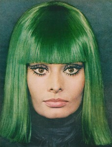 Secchiaroli_US_Vogue_April_1st_1970_01.thumb.jpg.66249d49c1d26ac801c168ebb7fc9361.jpg