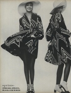 Sprints_Penati_US_Vogue_April_15th_1970_13.thumb.jpg.fbdf8db0da1d24bd3c1b57aa50f38aed.jpg