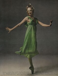 Stern_US_Vogue_April_15th_1970_02.thumb.jpg.58652ea9fb09e5d14b7ea733a4e74988.jpg