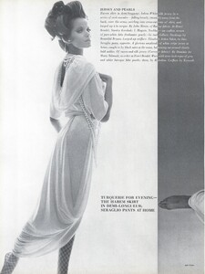 Stern_US_Vogue_January_15th_1965_03.thumb.jpg.d16cf47a3be9c027cda9e28efdfb390a.jpg