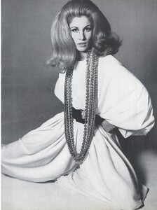 Stern_US_Vogue_January_15th_1965_04.thumb.jpg.080329dba28a1f7e31a82f7e28a31594.jpg