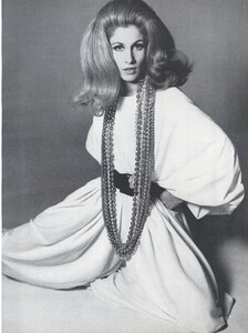 Stern_US_Vogue_January_15th_1965_04.thumb.jpg.2b200f92e49daa0940553f4bb59c7bd5.jpg