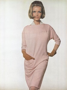 Stern_US_Vogue_January_15th_1965_12.thumb.jpg.76a211f15286bc6af0c1a5f68899b0e4.jpg