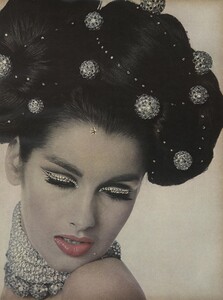 Stern_US_Vogue_January_1st_1965_02.thumb.jpg.19d5cfbe95405cc037b528bffc173c8f.jpg