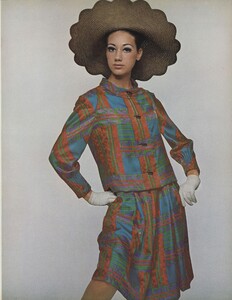 Stern_US_Vogue_May_1965_02.thumb.jpg.13f40d6f4b196e140a52f77747ed4ca0.jpg