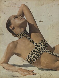 Summer_Rubartelli_US_Vogue_May_1966_03.thumb.jpg.e36f6261f44906a8751bb545b604e421.jpg