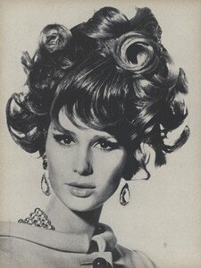 Sunnier_Penn_US_Vogue_January_15th_1965_06.thumb.jpg.97fb2e36360514ddcc387fb04bfdd560.jpg