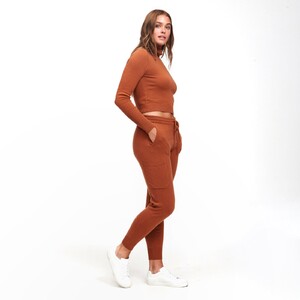 WE02106_CASHMERE_CARGO_JOGGER_ORANGE_RUST_06.thumb.jpg.c913279d2dafda22674b2ba0822f0d4e.jpg