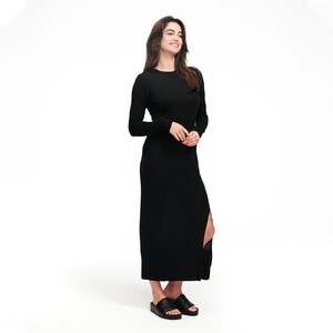 WE02113_LIGHTWEIGHT_LONG_SLEEVE_DRESS_WITH_SLIT_BLACK_05.thumb.jpg.5c8830195d0e81d9595b98b414379e16.jpg