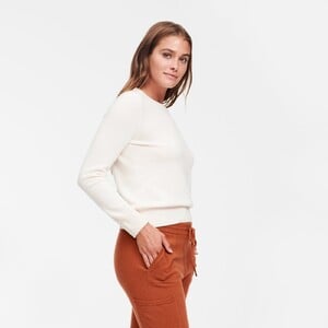 WE02145_ESSENTIAL_75_CASHMERE_SWEATER_WHITE_05.thumb.jpg.0977d72c8bcccecb5e628740b345f630.jpg