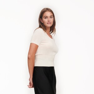 WE02152_CASHMERE_SCOOP_NECK_TSHIRT_WHITE_05.thumb.jpg.493a3bb598931151632fe54dc434bd1b.jpg