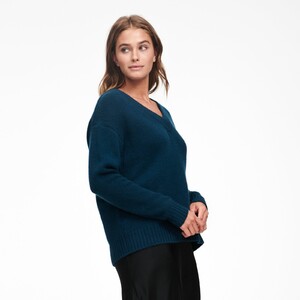 WE02157_CASHMERE_OVERSIZED_V-NECK_SWEATER_DARK_TEAL_BLUE_06.thumb.jpg.5140f72463cd58b07ce0f4e8cf6247d5.jpg