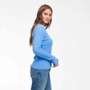 WE92130_CASHMERE_SCOOP_SWEATER_CORNFLOWER_BLUE_005.thumb.jpg.eea4abdc5f61a23be6193c118b52a4a3.jpg