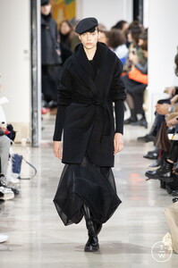 akris-fw20-look-09-1a822a.thumb.jpg.0cf7ba6ff9533f507d4b0ff8eeb30047.jpg
