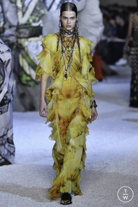 alexander-mc-queen-ss19-0032-fb370b.thumb.jpg.ea8b9a8315f74e509555bf7918cc01da.jpg