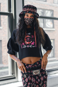 anna-sui-po-bks-rs21-0011.thumb.jpg.81503672c47446ddc27a74803e2ee93b.jpg