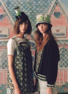 anna-sui-po-clp-rs21-0008.thumb.jpg.6918cd931f123f9ccb74071d0249fa68.jpg