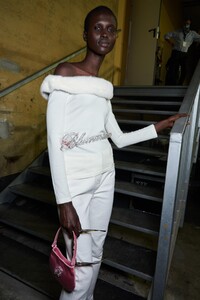 backstage-defile-blumarine-printemps-ete-2021-milan-coulisses-57.thumb.jpg.f78b124b0dbd7aecb5eb906e600b0100.jpg