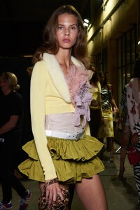 backstage-defile-blumarine-printemps-ete-2021-milan-coulisses-86.thumb.jpg.14625ac1cf2ca3c01e1fc71b98c54791.jpg