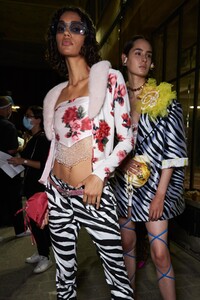 backstage-defile-blumarine-printemps-ete-2021-milan-coulisses-95.thumb.jpg.7c2bf7a2d60fda35895dcc8f5e9c778b.jpg