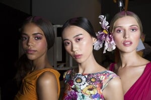 backstage-defile-chiara-boni-la-petite-robe-printemps-ete-2019-new-york-coulisses-84.thumb.jpg.e11e816c04104767c34e1163e174c762.jpg