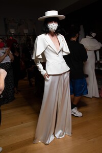 backstage-defile-christian-siriano-printemps-ete-2021-new-york-coulisses-102.thumb.JPG.19062840c2e6c012cd23ddeaf8c1b0ff.JPG