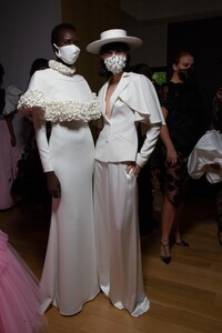 backstage-defile-christian-siriano-printemps-ete-2021-new-york-coulisses-105.thumb.JPG.a8997f195a969ba06515b4743dcbfdf0.JPG