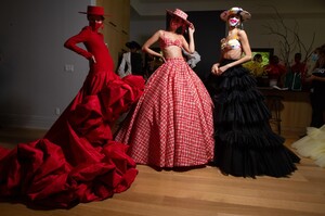 backstage-defile-christian-siriano-printemps-ete-2021-new-york-coulisses-112.thumb.JPG.547e612c7fa839200187559c69412a2d.JPG