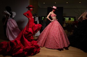 backstage-defile-christian-siriano-printemps-ete-2021-new-york-coulisses-113.thumb.JPG.c308a5644f6b94c2a53479ac095ba1db.JPG