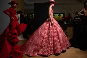 backstage-defile-christian-siriano-printemps-ete-2021-new-york-coulisses-114.thumb.JPG.8f2851bbd199501441cee17bc20ec56a.JPG