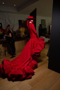 backstage-defile-christian-siriano-printemps-ete-2021-new-york-coulisses-118.thumb.JPG.1dd4de7133259f9d5b9fdc0881fbff97.JPG