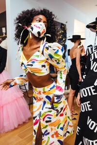 backstage-defile-christian-siriano-printemps-ete-2021-new-york-coulisses-12.thumb.JPG.bb257eeeb8bf15a49346f0d91a286ce8.JPG