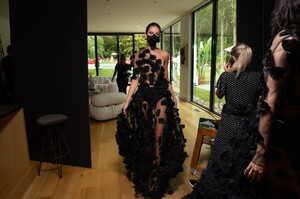 backstage-defile-christian-siriano-printemps-ete-2021-new-york-coulisses-122.thumb.JPG.1d75c734e73da1997bbfa81904ff33bc.JPG