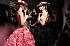 backstage-defile-christian-siriano-printemps-ete-2021-new-york-coulisses-123.thumb.JPG.385da04235661d84f6ca2d58f8d98974.JPG