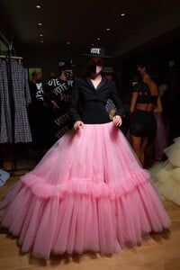 backstage-defile-christian-siriano-printemps-ete-2021-new-york-coulisses-129.thumb.JPG.1a1e47076d11000383c16cc0bf52c11c.JPG