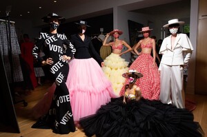 backstage-defile-christian-siriano-printemps-ete-2021-new-york-coulisses-130.thumb.JPG.2558576aba848b4b7576e8a10a63a87f.JPG