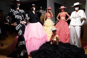 backstage-defile-christian-siriano-printemps-ete-2021-new-york-coulisses-131.thumb.JPG.176be2a65e52ef8b8c7b84d5f3c0841c.JPG