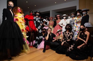 backstage-defile-christian-siriano-printemps-ete-2021-new-york-coulisses-132.thumb.JPG.0e284a6bf20d4aa9f485730b969edb23.JPG