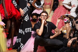 backstage-defile-christian-siriano-printemps-ete-2021-new-york-coulisses-133.thumb.JPG.99a121ec2fb29300d01a6c04af193fde.JPG