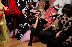 backstage-defile-christian-siriano-printemps-ete-2021-new-york-coulisses-135.thumb.JPG.80c8b723677de5e5c27093ae612c3ba6.JPG