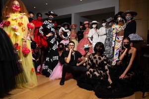 backstage-defile-christian-siriano-printemps-ete-2021-new-york-coulisses-136.thumb.JPG.a770bf6d0b2875f9a6bfd10f5a98e135.JPG