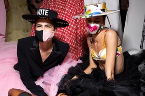 backstage-defile-christian-siriano-printemps-ete-2021-new-york-coulisses-137.thumb.JPG.0a35769e64b8a828510980e830276e6e.JPG