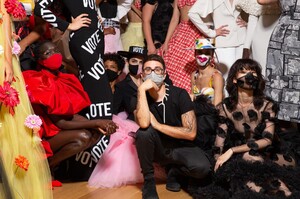 backstage-defile-christian-siriano-printemps-ete-2021-new-york-coulisses-138.thumb.JPG.14e7148a250aab3fb7a04c6400674df5.JPG