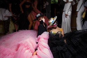 backstage-defile-christian-siriano-printemps-ete-2021-new-york-coulisses-139.thumb.JPG.943764e9451948088588d3ccfd4dd7f4.JPG