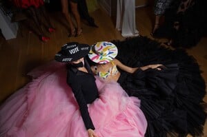 backstage-defile-christian-siriano-printemps-ete-2021-new-york-coulisses-140.thumb.JPG.778069d42359caa195787c7818698e60.JPG