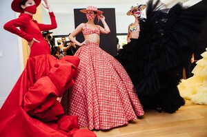 backstage-defile-christian-siriano-printemps-ete-2021-new-york-coulisses-19.thumb.JPG.4e4e6401aad7e164eb4d9fcb6290eaae.JPG