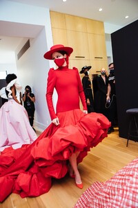 backstage-defile-christian-siriano-printemps-ete-2021-new-york-coulisses-22.thumb.JPG.301aea04adc8368241ecda9a84e1779a.JPG