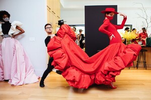 backstage-defile-christian-siriano-printemps-ete-2021-new-york-coulisses-23.thumb.JPG.91590437b91ffa0a32b5d7b24f418612.JPG