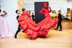 backstage-defile-christian-siriano-printemps-ete-2021-new-york-coulisses-24.thumb.JPG.3b762ffd41379d4888cf14d47bb9a56f.JPG