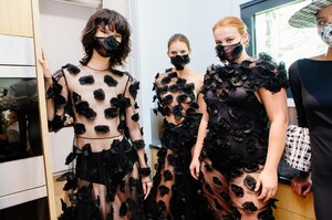 backstage-defile-christian-siriano-printemps-ete-2021-new-york-coulisses-27.thumb.JPG.4b749f7cb78be1f2c64be650d27ee9d1.JPG
